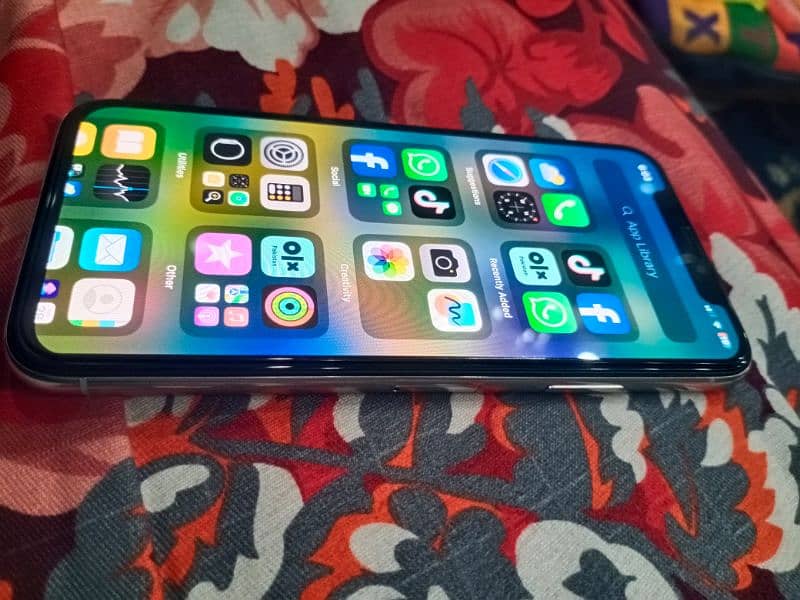 A O A i am selling iphone X pta approved 256 gb 96 battery health 1