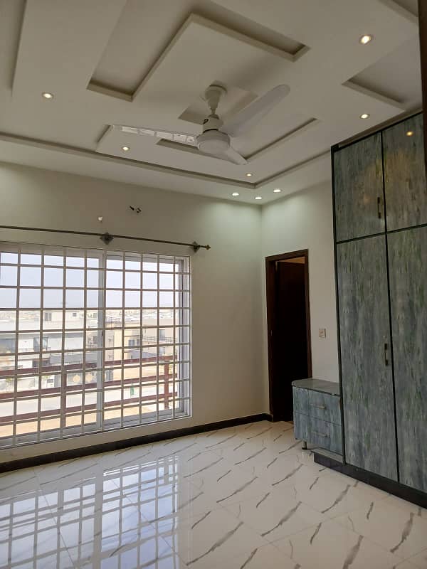 Beautifull 10 Marla UPPER PORTION for Rent Available in bahria town phase 8 3