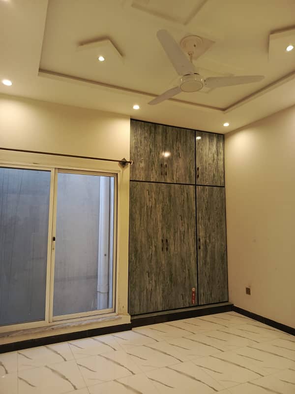 Beautifull 10 Marla UPPER PORTION for Rent Available in bahria town phase 8 4