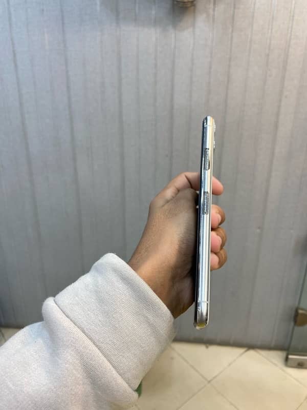 iPhone 11 Pro Max 256 gb with box all ok just battery change hai 0