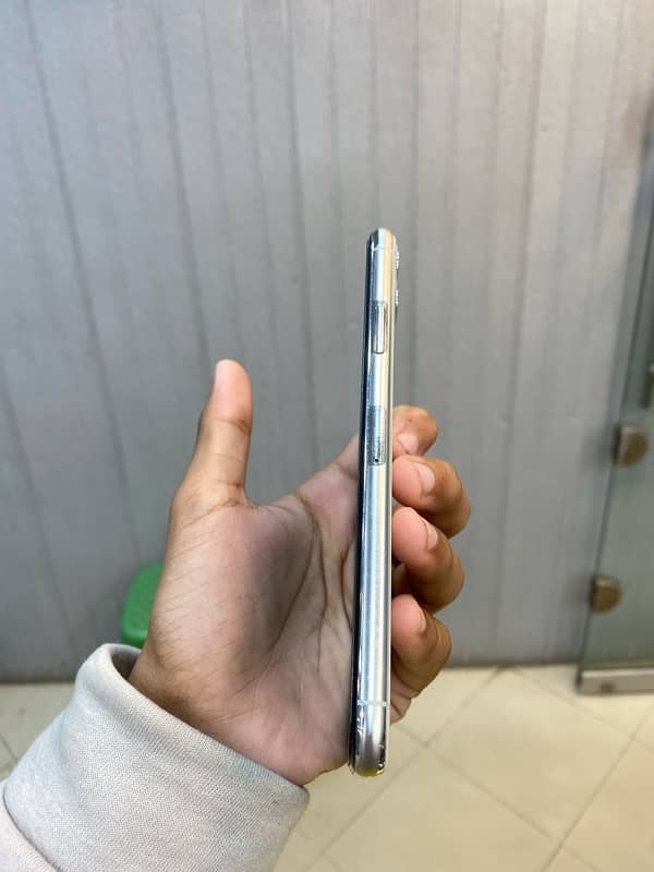 iPhone 11 Pro Max 256 gb with box all ok just battery change hai 3