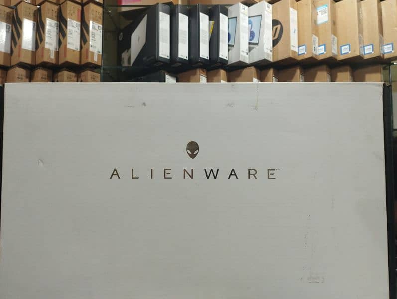 *Alienware m16 R2 Intel CoreTM Ultra 9 185H* *RTXTM 4070, 8 GB 16gb 0