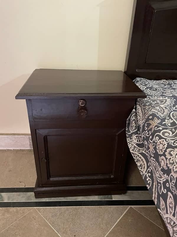 Wooden bed with two sidetables and dressing table 2