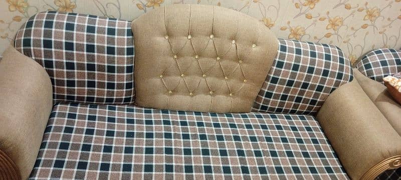 I need to sell this sofa set urgently. 2