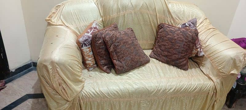 I need to sell this sofa set urgently. 4