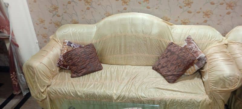 I need to sell this sofa set urgently. 5