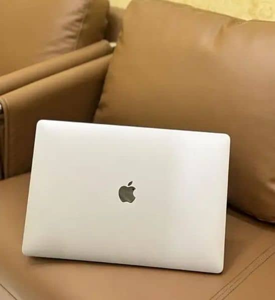 APPLE MACBOOK PRO 2017 1