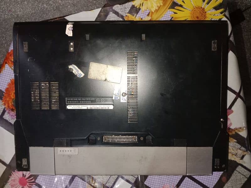 Dell Latitude E6400| with its orignal charger 5