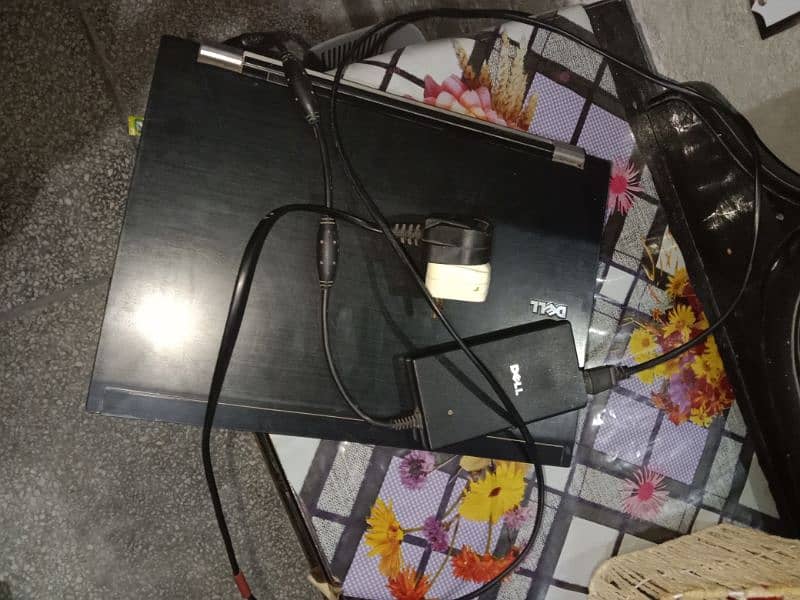 Dell Latitude E6400| with its orignal charger 8