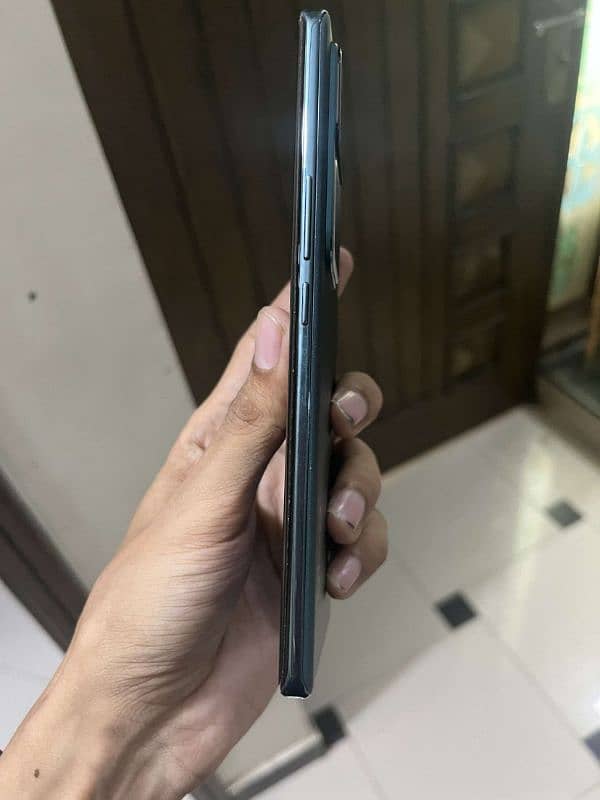 Vivo V30 5G 4