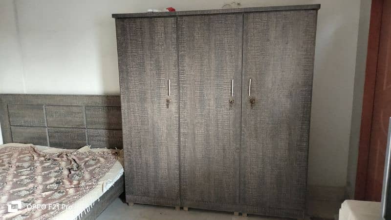 one cupboard 3 door's two beds New condition 4