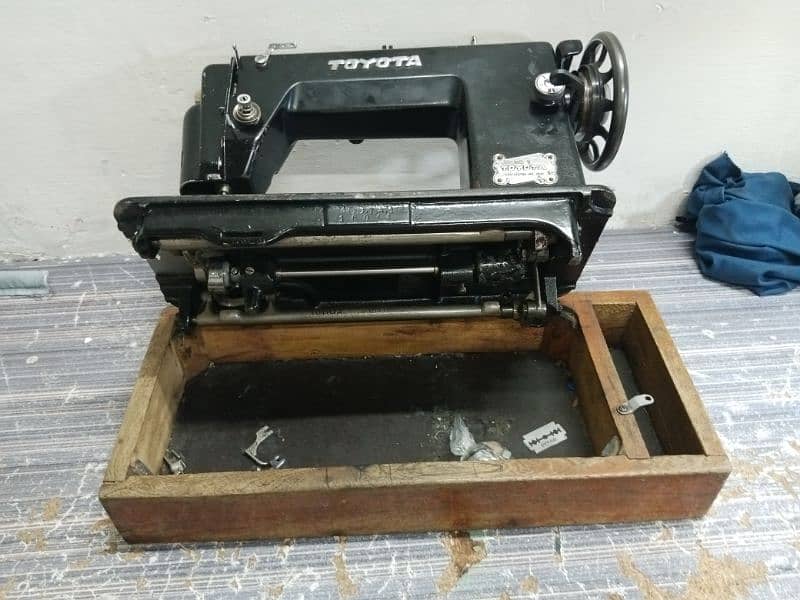 TOYOTA Sewing machine 1