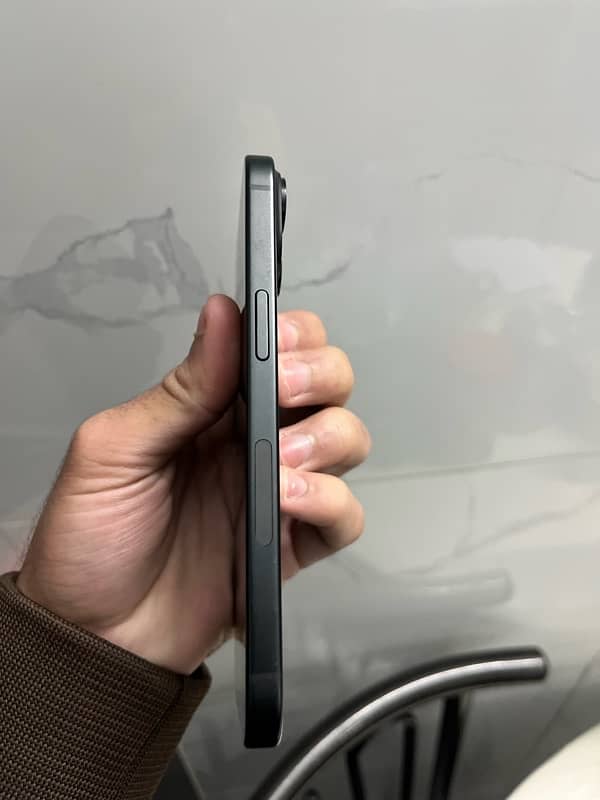 iPhone 15 (Space Grey) 4