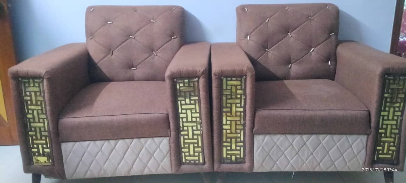 Sofa Set , 5 seater, buhat Kam use hue hain, achha condition m Hain. 1