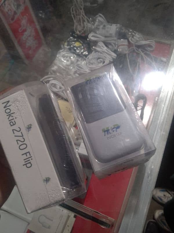 Nokia 2720flip dual sim box pack 1