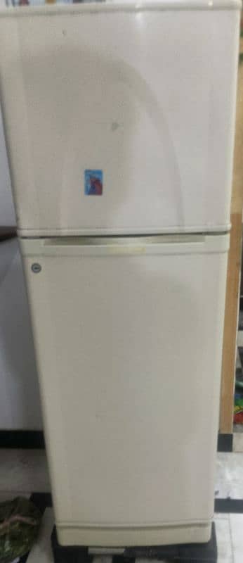 medium size gud condition refrigerator for sale 0