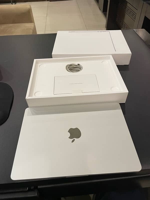 MacBook Air, 2022, 13.6”, M2, 10/10. READ AD. 5