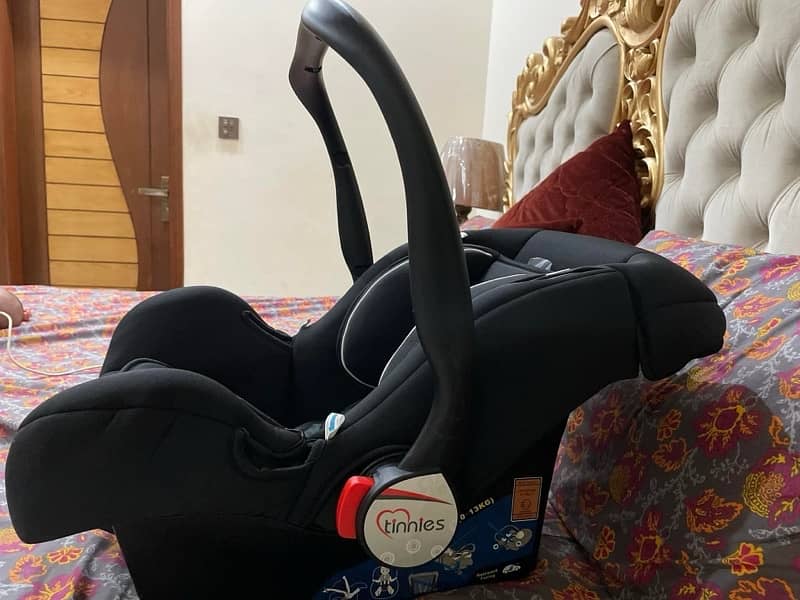 2 in 1 carry cot/ car seat 2