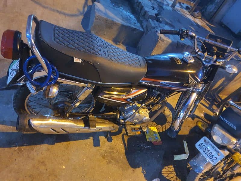 honda 125 har chez moky pay bilkol original halat men hain 4