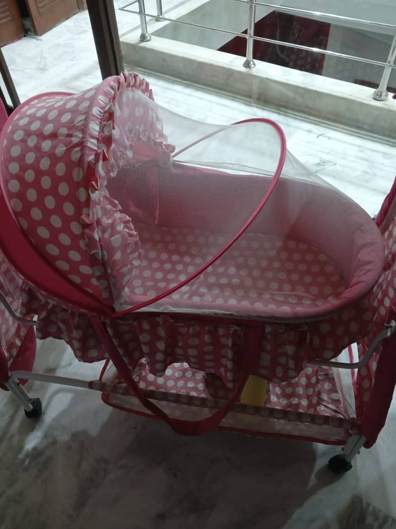 Baby swinging cot 3