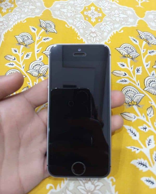 iPhone 5s 64GB official PTA Approved My WhatsApp number 0326/74/83/089 1