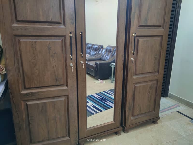 3 Door Wordrobe/Cupboard. 12