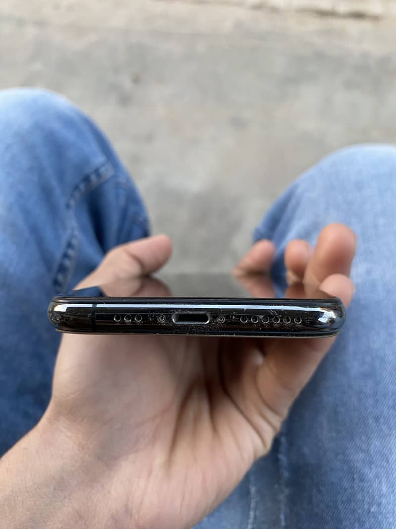 Apple iPhone XS 4