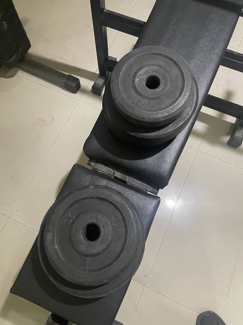 Bench press with rubber coated plates & 5 ft rod 3