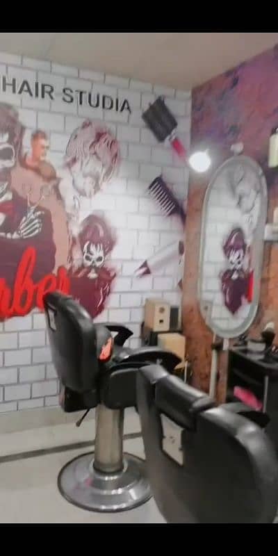 cutting k liye salon per carigers ki zrort hai urgent base py 50% per 3