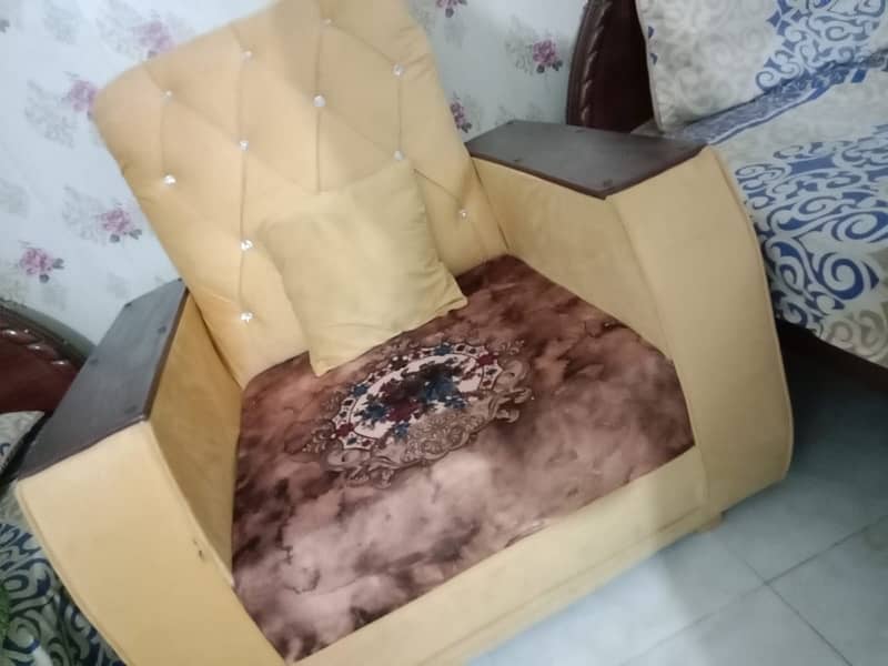 single sofa for sale 0