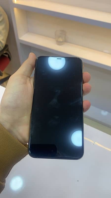 iPhone 11 Pro Max jv 64 gb (80)BH 10/10 condition waterproof 3