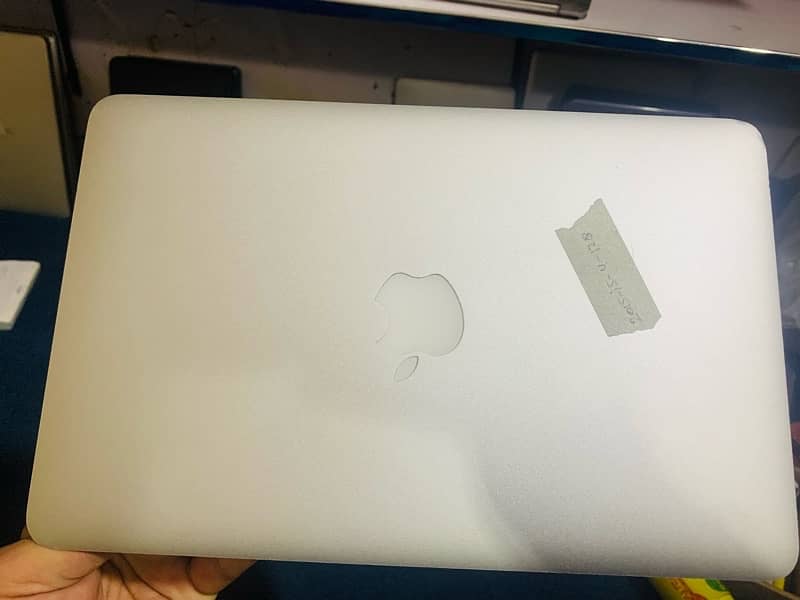 MacBook Air  model 2015  (11 inch) display i5 ram 4 ssd 128 0