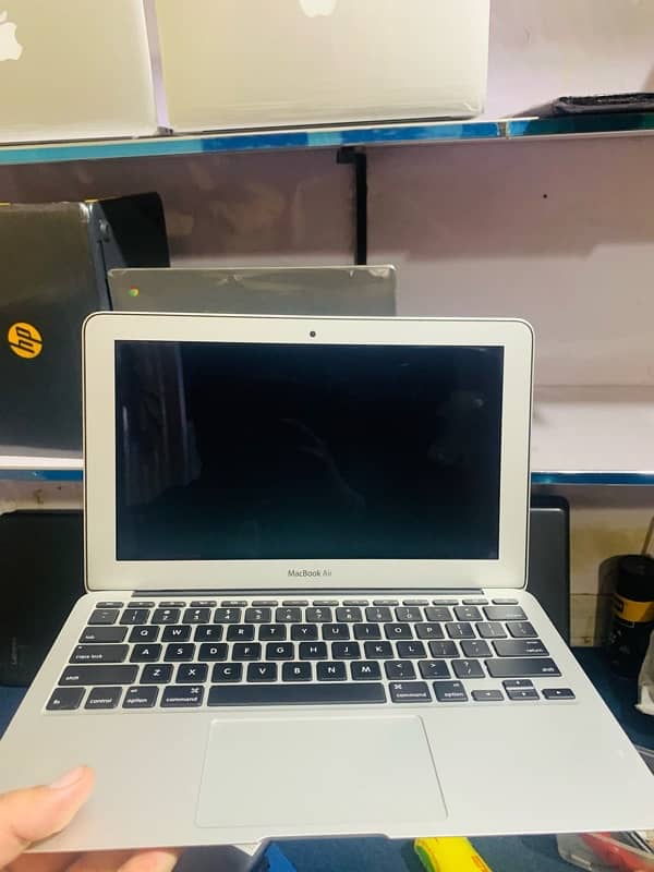 MacBook Air  model 2015  (11 inch) display i5 ram 4 ssd 128 1