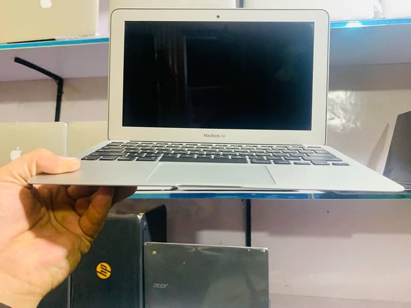 MacBook Air  model 2015  (11 inch) display i5 ram 4 ssd 128 3