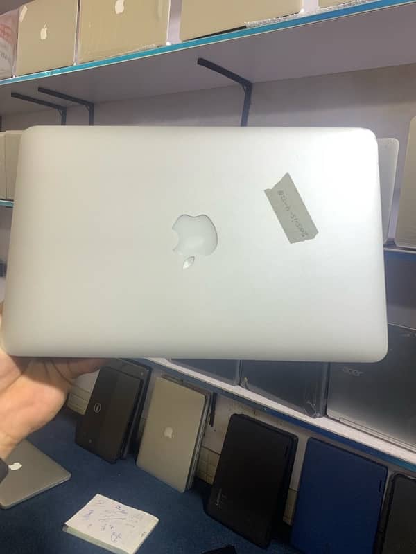 MacBook Air  model 2015  (11 inch) display i5 ram 4 ssd 128 6