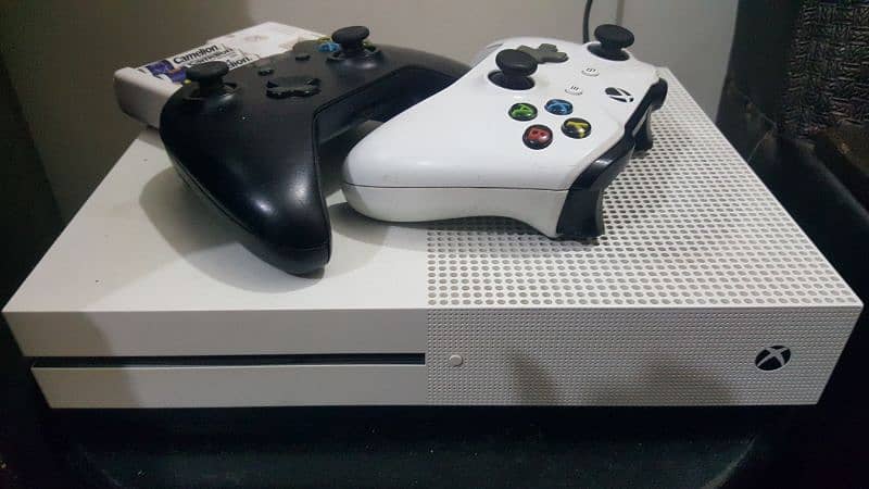 XBOX ONE S 1TB WITH TWO CONTROLLERS AND GAMES PASS ULTIMATE 1