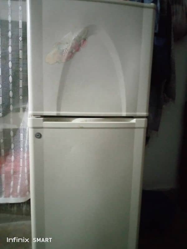 medium fridge (Dawlance) 3