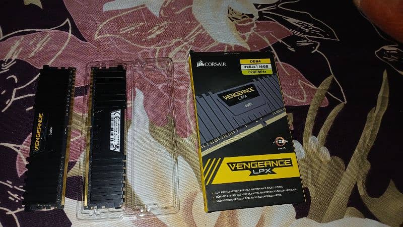 COSAIR 8+8 GB RAM 0