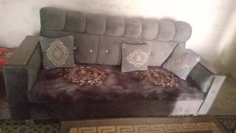 i am selling my sofa set and table complete set new conditions 0