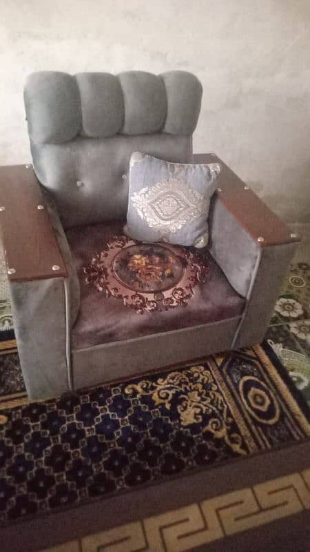 i am selling my sofa set and table complete set new conditions 1