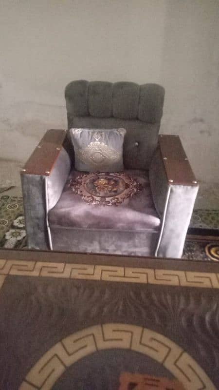 i am selling my sofa set and table complete set new conditions 2