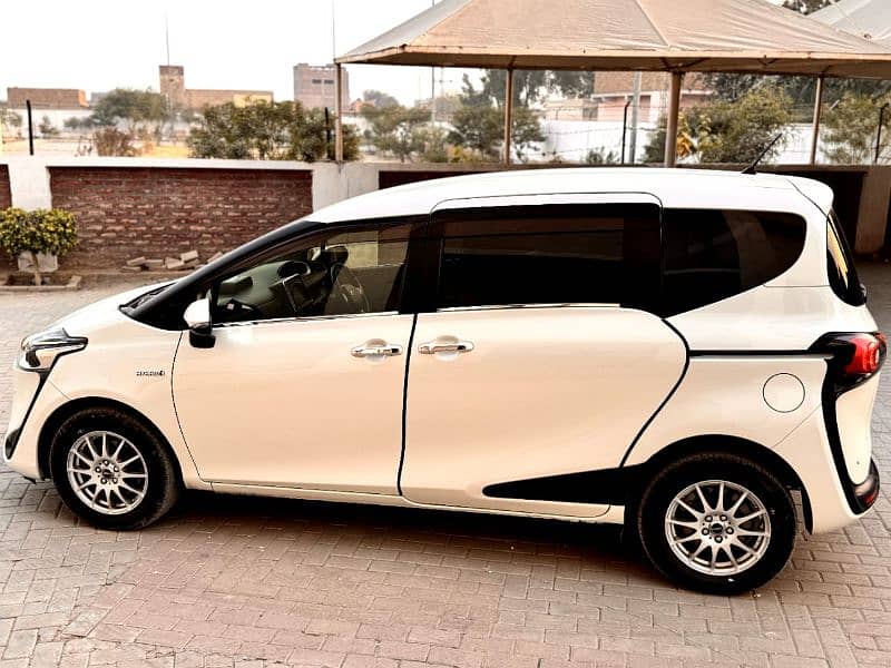 Toyota Sienta G LED 2018/23 top of the line 15