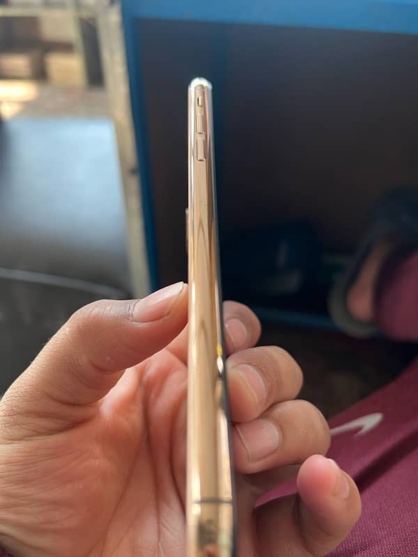 iphone xsmax golden color 3