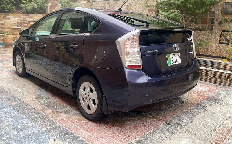 Toyota Prius 2011 4