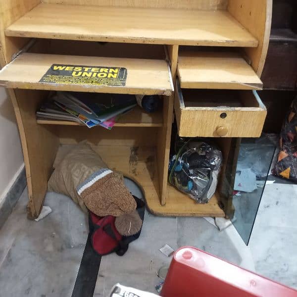 I m selling computer table 2