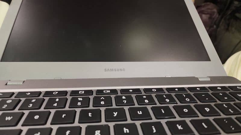 Samsung chrome book4  4gb ddr4  32gb rom  camera android 13 3