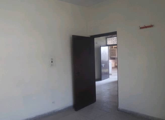 Affordable Upper Portion Of 1000 Square Feet Is Available For rent 4