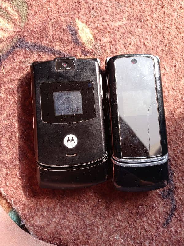 Motorola v3 or moto razar 1