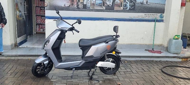 Electric Scooty 10/10 Condition 12