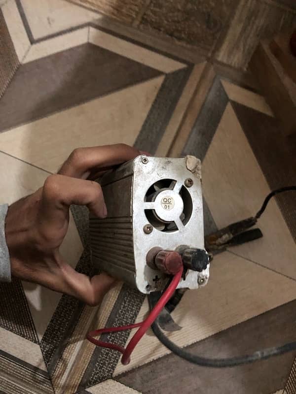 battery controler hor aik chota ups jis par ap 2fan hor bulb chlty ha 5